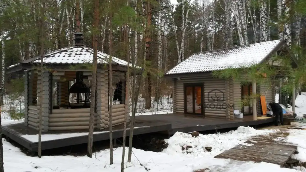Построенная баня и деревянная беседка на участке